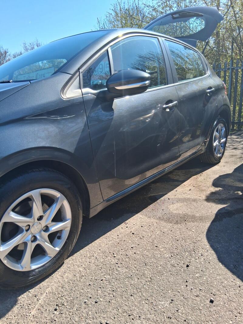 PEUGEOT 208